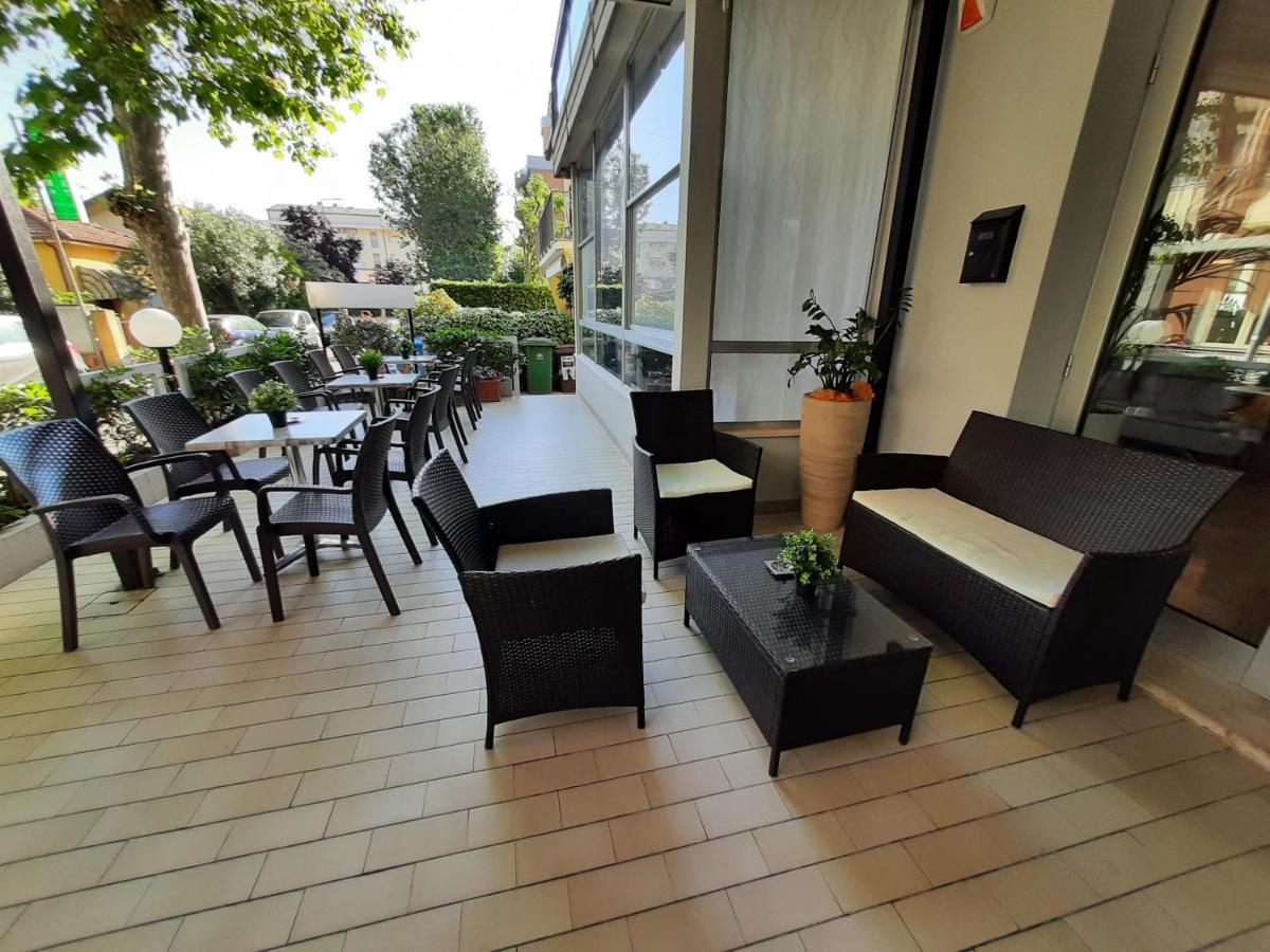 Hotel Barbiani Riccione Luaran gambar