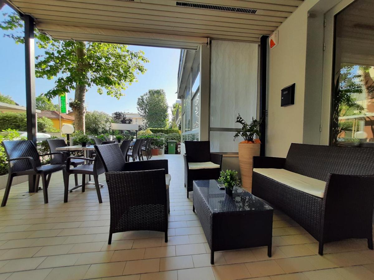 Hotel Barbiani Riccione Luaran gambar